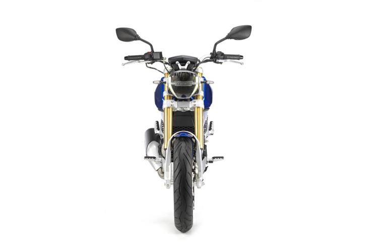 The motorcycle features an LED headlight and a 5.0-inch TFT screen with GPS navigation.